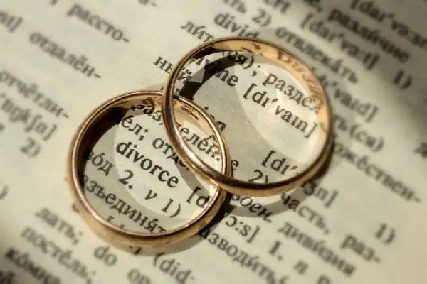Image of rings removed before divorce mediation Matlock